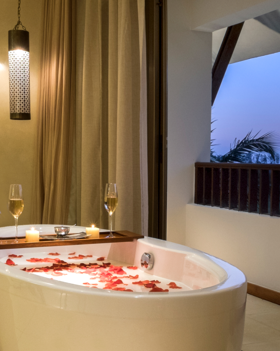 hotel suite bath tub with roses and champagne